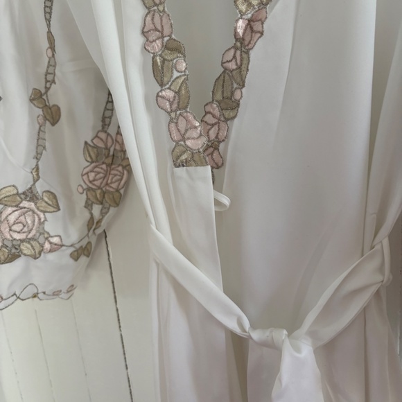 Vintage Miss Dior New with Tags Embroidered White Wrap Robe Small - Picture 14 of 15